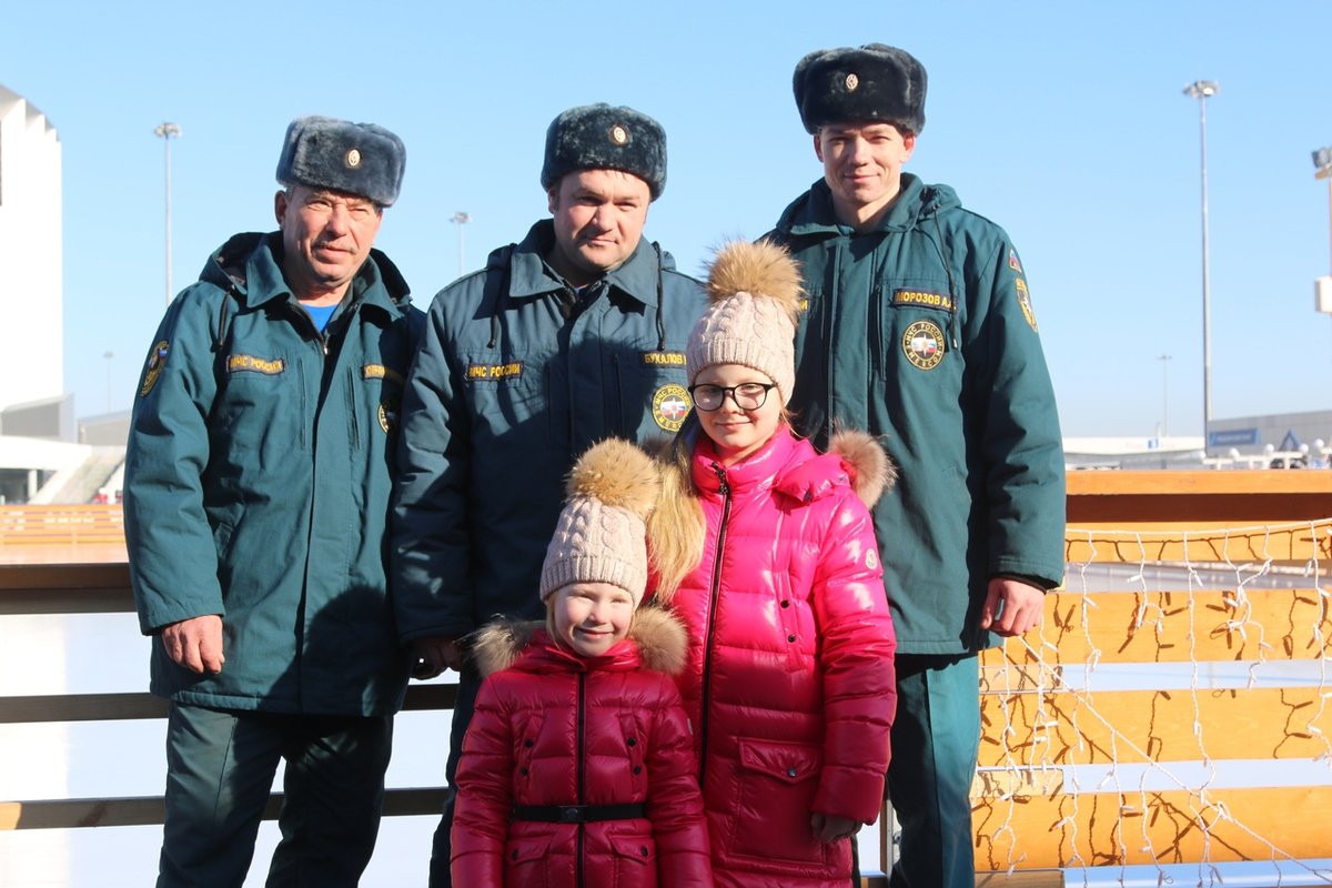 Выжившая в страшном ДТП девочка подарила картины нижегородским спасателям МЧС - фото 1