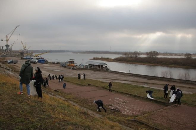 Около ста дзержинцев посетили субботник на нижней части Окской набережной  - фото 3