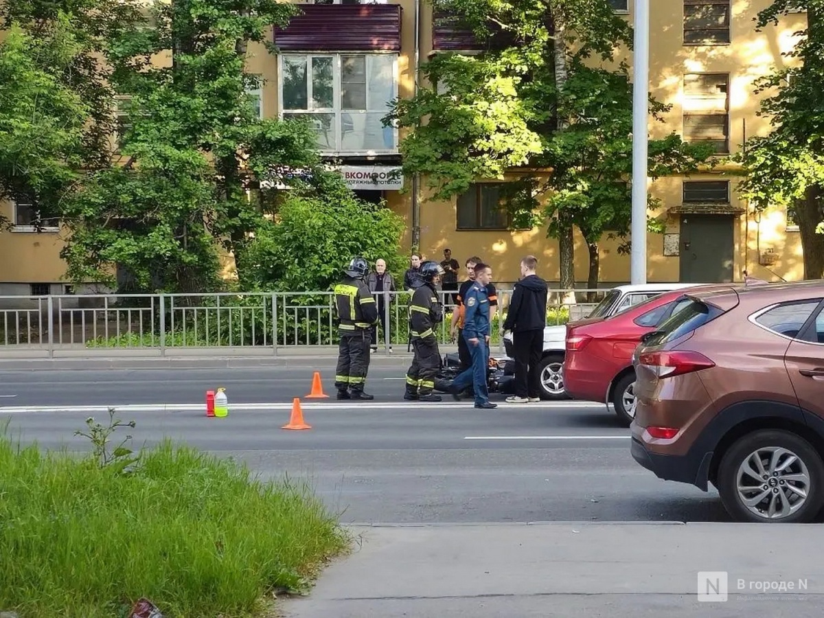 Скорая и пожарные на месте: жесткая авария случилась на Окском съезде - фото 1