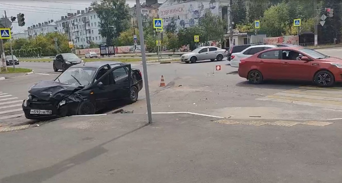 Два человека пострадали в массовом ДТП в Дзержинске - фото 1