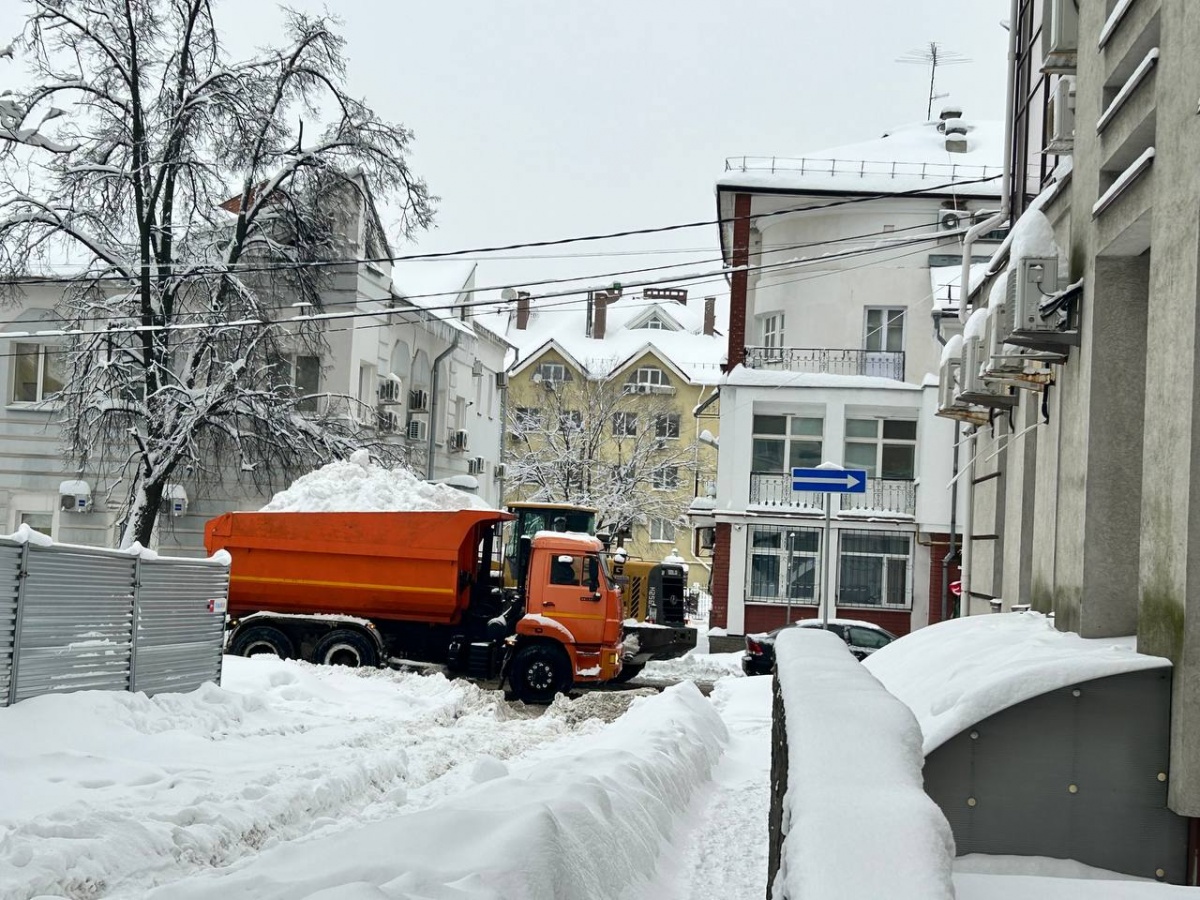 Утонули в сугробах: фоторепортаж с улиц Нижнего Новгорода после снежного апокалипсиса - фото 12