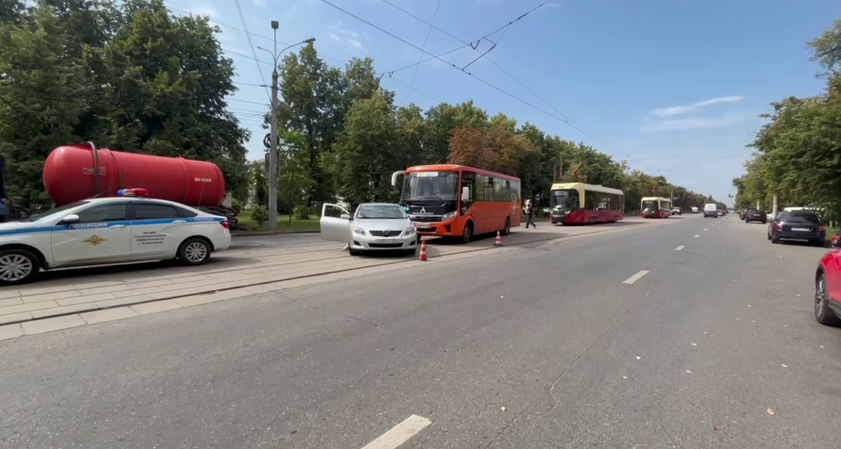 Пассажирский автобус попал в ДТП в Нижнем Новгороде - фото 1
