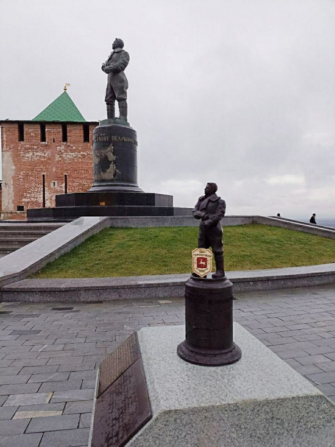 Мини-двойник появился у нижегородского памятника Чкалову - фото 1