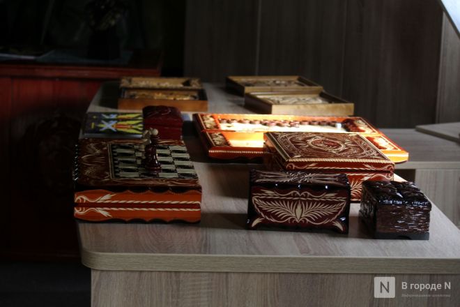 Танк-мангал и деревянные иконы: фоторепортаж с новой выставки от заключенных в Нижнем Новгороде - фото 124