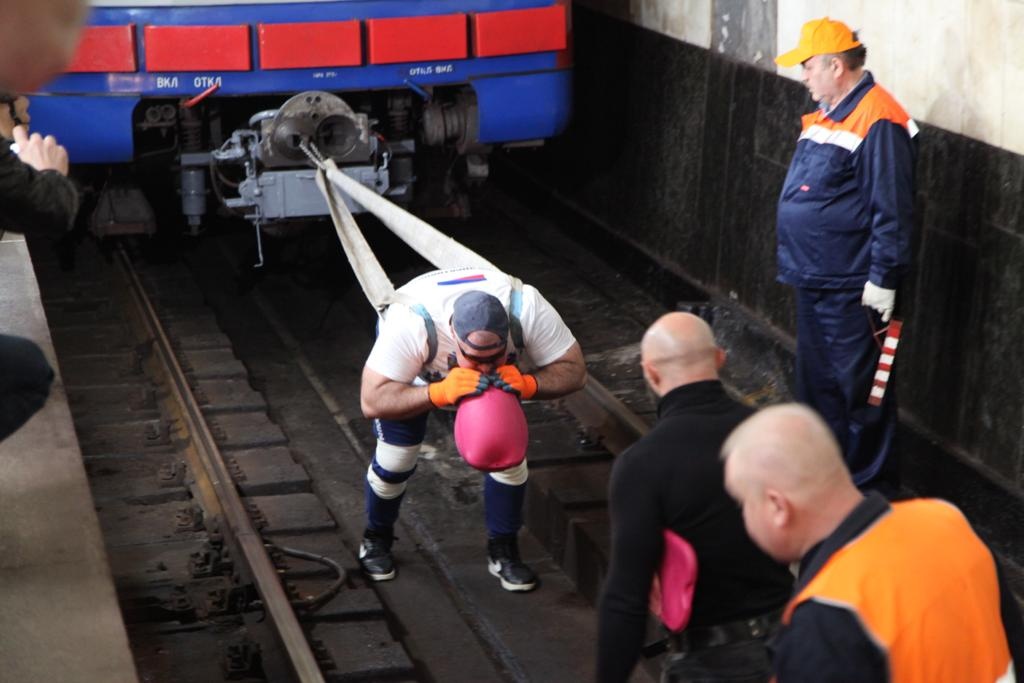 Атлет установил мировой рекорд по буксировке техники в нижегородском метро - фото 1