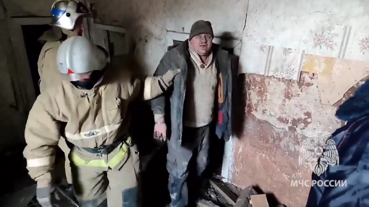 Появилось видео спасения мужчины из-под завалов взорвавшегося дома в Лукоянове