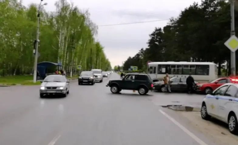 Два человека пострадали в ДТП с автобусом и тремя легковушками в Дзержинске
