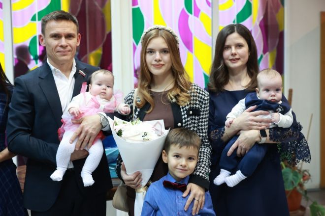 Глава Дзержинска поздравил семьи с новорожденными детьми - фото 3