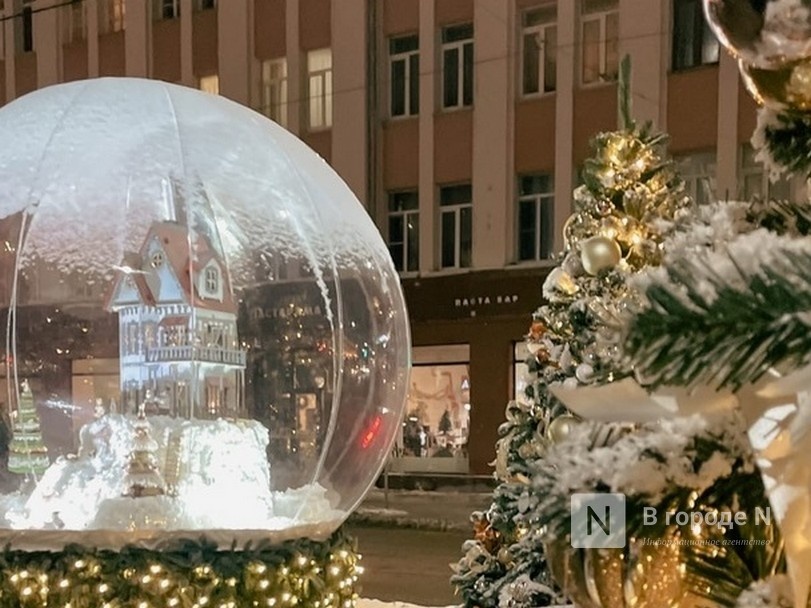 Большой новогодний шар со сказочным домиком появился в Нижнем Новгороде - фото 1