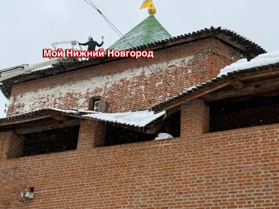 Крыша кремлевской стены в Нижнем Новгороде рухнула под тяжестью снега - фото 1