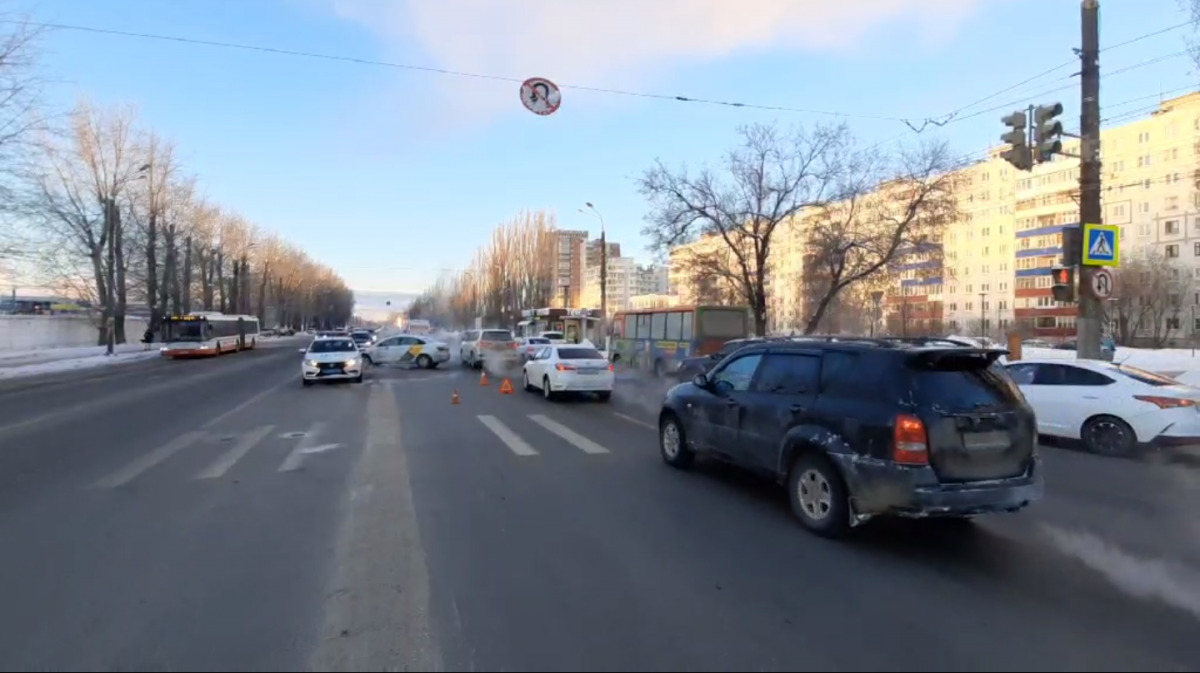 Пассажир такси пострадал в аварии на Московском шоссе - фото 1