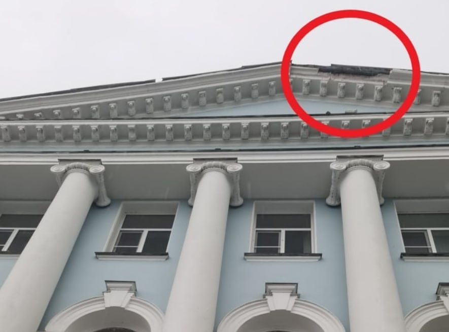 ПИМУ проведет проверку после разрушения декора фасада главного корпуса из-за дождя - фото 1