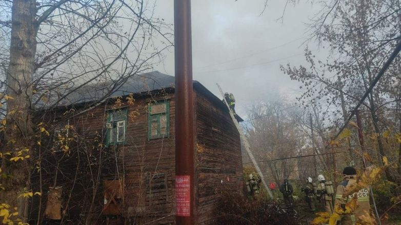 Двухэтажный деревянный дом загорелся в Ленинском районе - фото 2