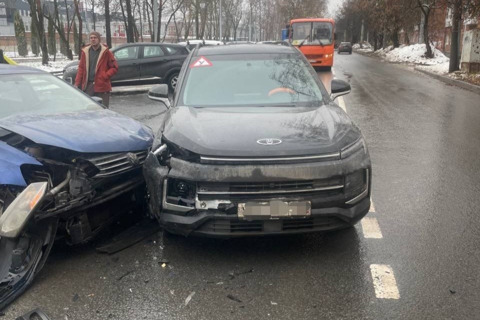 Женщина пострадала в ДТП с легковушками на Нартова в Нижнем Новгороде - фото 1