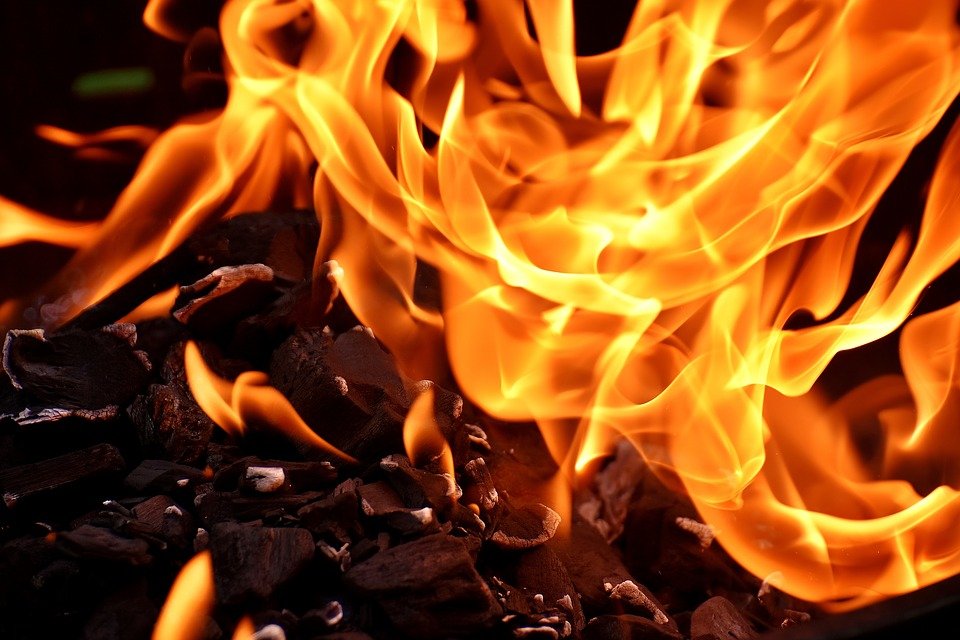 Три дома в Нижегородской области сгорели из-за неправильной работы электрооборудования - фото 1