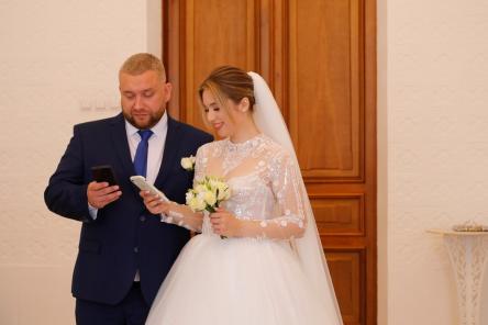 Нижегородские молодожены проголосовали по ДЭГ прямо на свадьбе