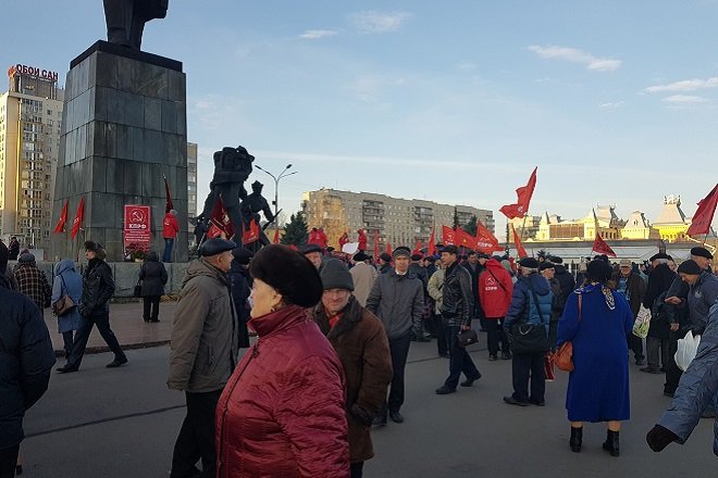 Нижегородские коммунисты собрались на митинг в годовщину революции - фото 2