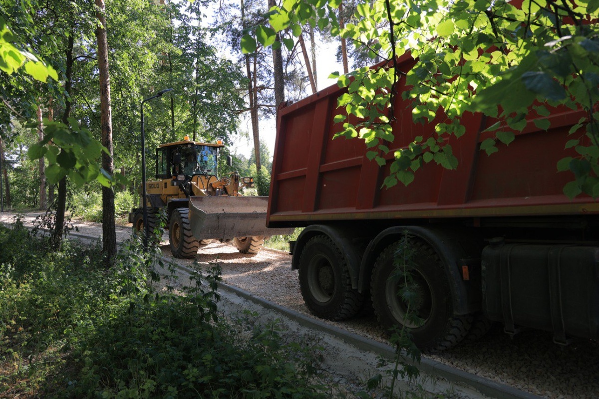 Дорожно-тропиночную сеть прокладывают в Центральном парке Дзержинска
