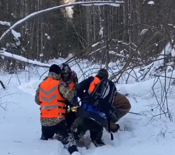Волонтеры спасли мужчину, сутки пролежавшего в зимнем лесу в Вачском районе - фото 1