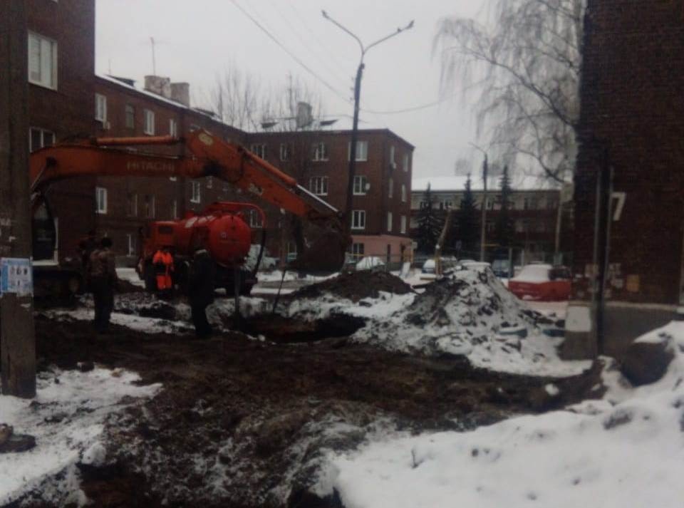 После жалоб жителей в ГЖИ в Балахне заменят канализационный колодец и трубопровод - фото 1