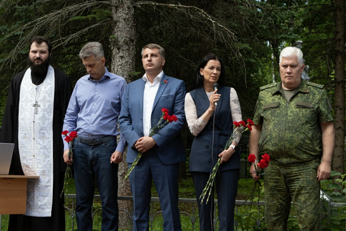Гриневич вместе с ветеранами ВОВ возложила цветы в День памяти и скорби - фото 1