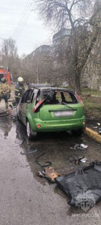 Появились фото сгоревшего около школы в Ленинском районе автомобиля - фото 3