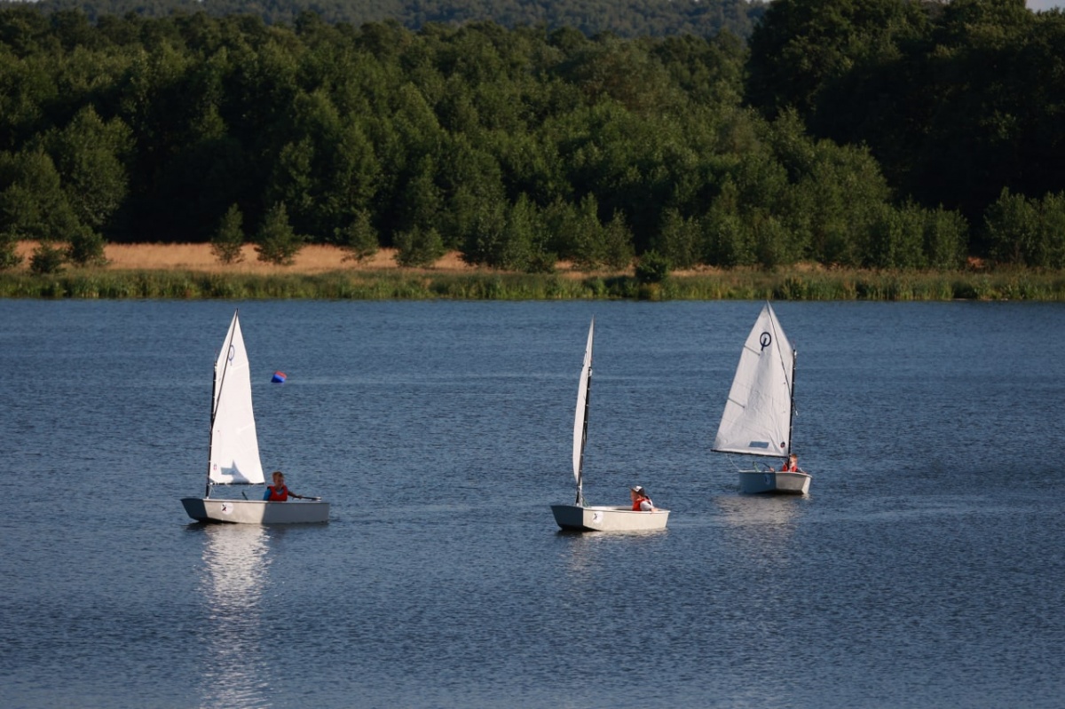 Занятия по парусному спорту начались на Святом озере в Дзержинске - фото 1