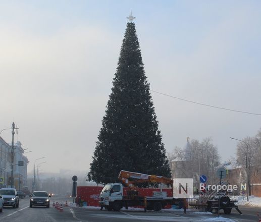 Главную елку Нижнего Новгорода демонтируют на площади Минина и Пожарского - фото 19
