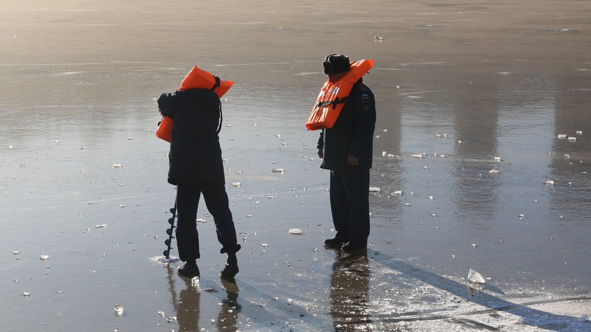 Новости с водоемов нижегородской. Первый лед в Нижегородской области. Толщина льда на Волге Казань. Состояние льда на водоемах Нижегородской области онлайн. На каких Озерах лед толстый.