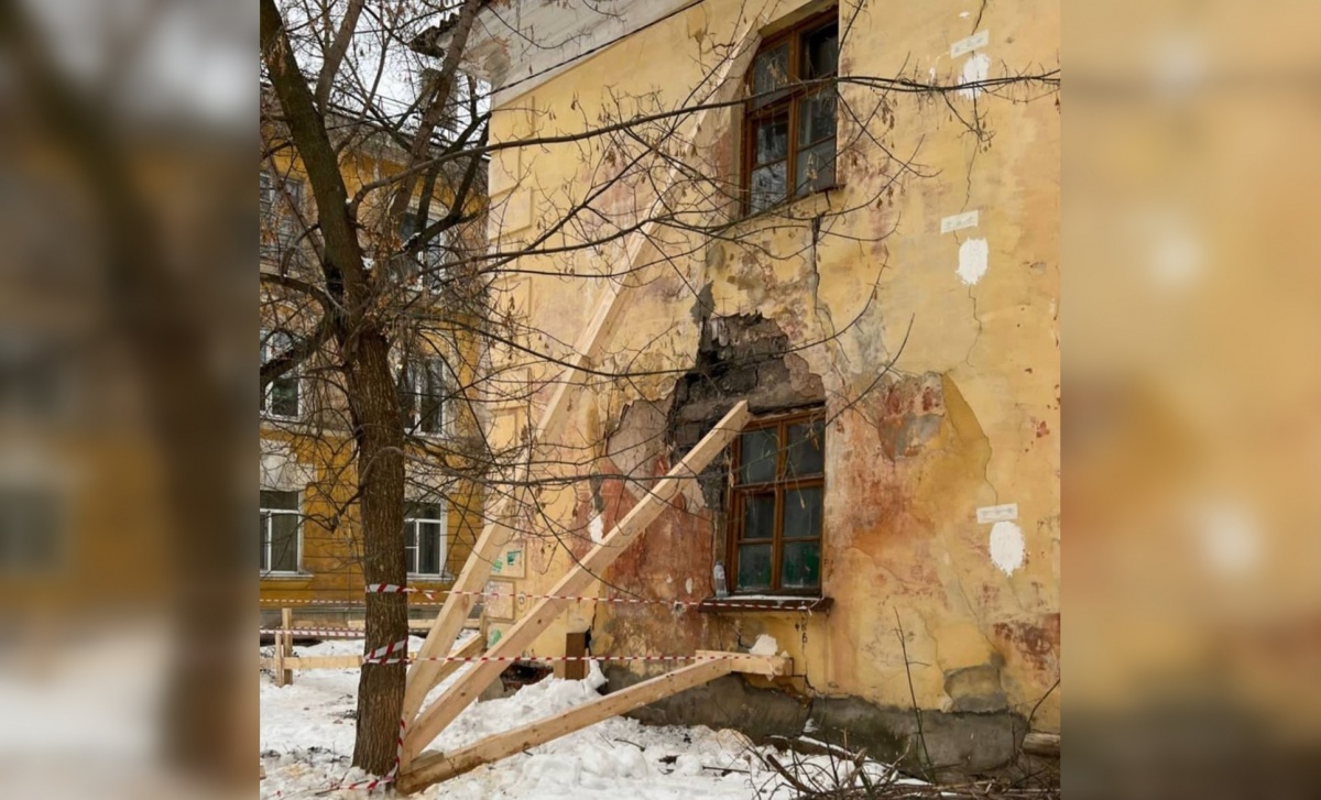 Стену разрушающегося жилого дома в Сормова укрепили деревянной подпоркой - фото 1