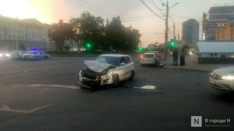 Две легковушки столкнулись на площади Лядова в Нижнем Новгороде - фото 1