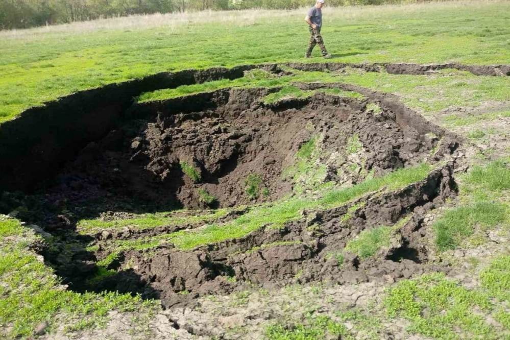 Крупный провал грунта произошел в Лукояновском районе 14 мая