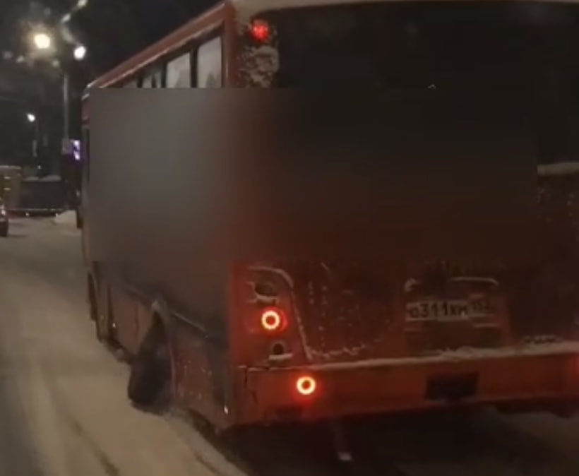 Автобус с отваливающимся колесом заметили в Нижнем Новгороде - фото 1