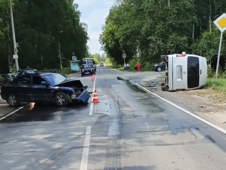 Два человека пострадали в ДТП с микроавтобусом в Ильиногорске