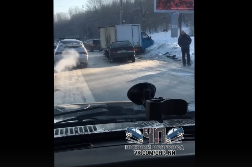 Три автомобиля столкнулись на улице Бринского в Нижнем Новгороде - фото 1