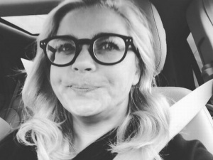 Актриса Ирина Пегова поприветствовала Выксу особым жестом