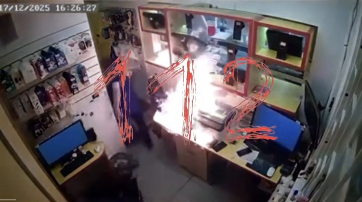 Мужчина пытался сжечь ломбард в Нижнем Новгороде, но загорелся сам - фото 1