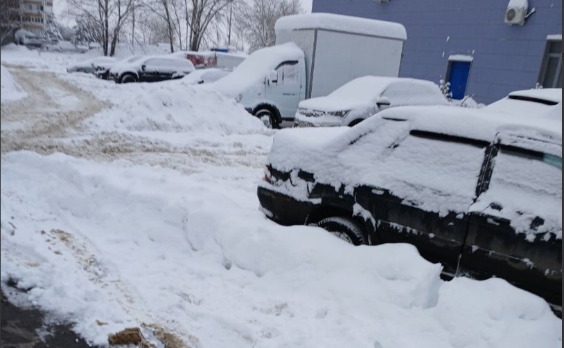 «Сугробы по шею». Показываем, что творится сейчас во дворах Нижнего Новгорода - фото 1