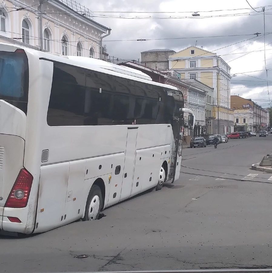Автобус с туристами провалился в яму в Нижнем Новгороде