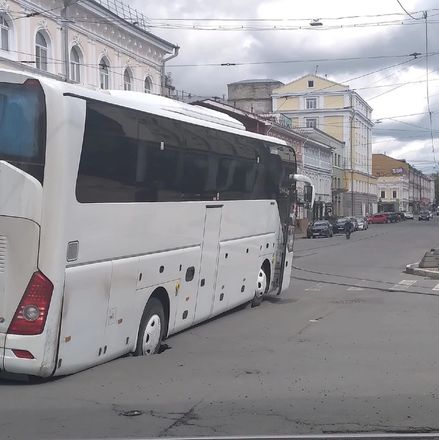 Автобус с туристами провалился в яму в Нижнем Новгороде - фото 1
