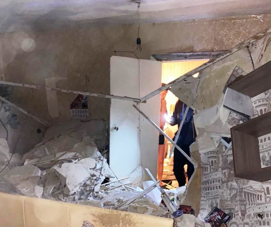Прокуратура проводит проверку по факту обрушения стены в доме на улице Баумана. - фото 1