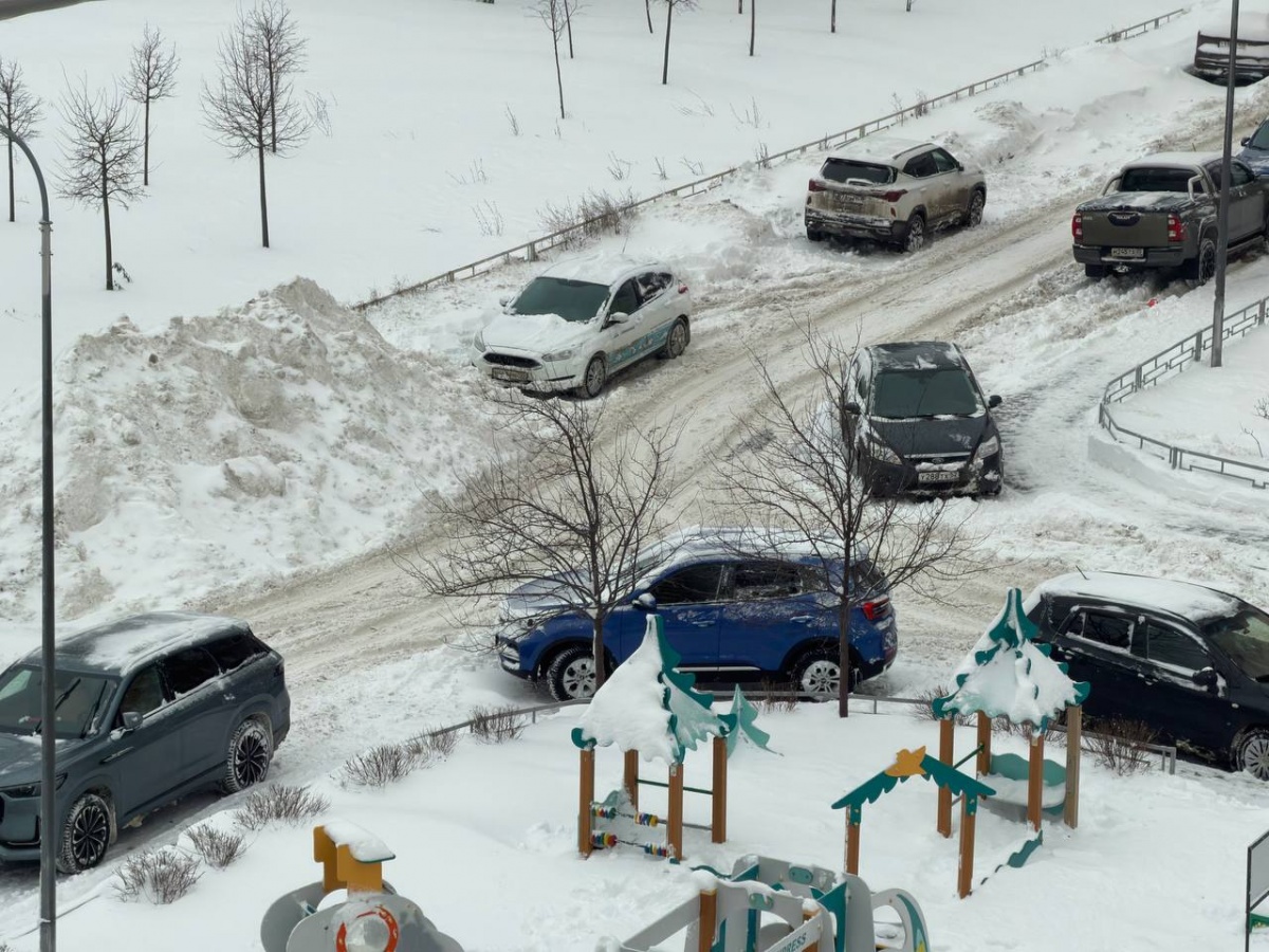 Утонули в сугробах: фоторепортаж с улиц Нижнего Новгорода после снежного апокалипсиса - фото 50