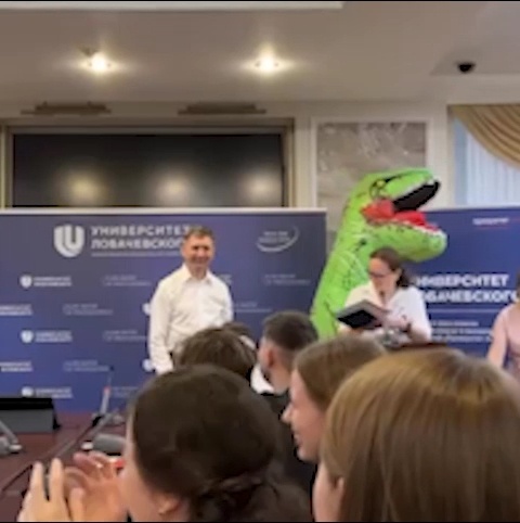 Нижегородский выпускник пришел на вручение диплома в костюме динозавра