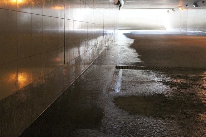 Из подземного перехода на площади Лядова откачали 15 кубометров воды - фото 13