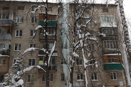 Пятиэтажную сосульку сбили с крыши дома на улице Богородского - фото 1