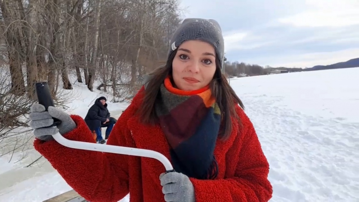 Актриса Алина Балахонова рассказала в Дзержинске о первой в жизни зимней рыбалке - фото 1