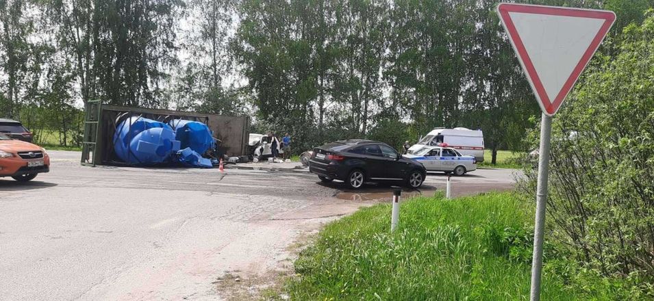 Автомобилист подрезал трактор в Городецком районе: два человека пострадали - фото 3