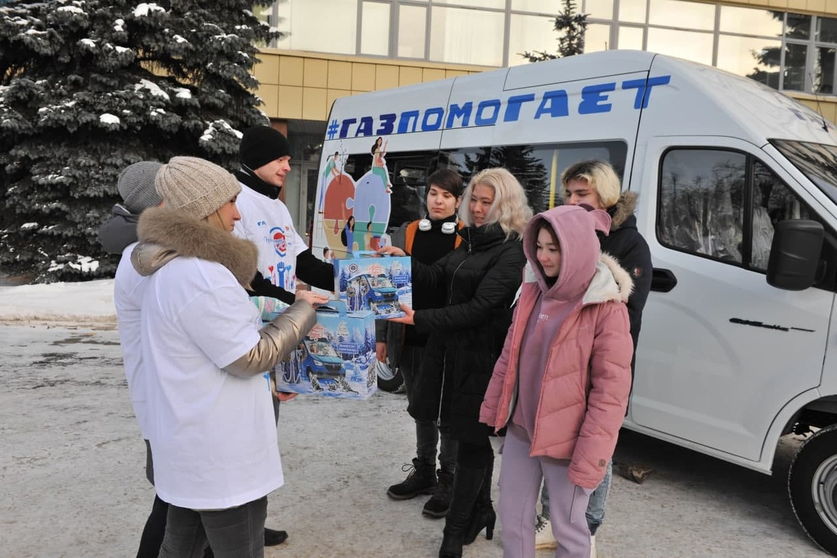 Автозавод ГАЗ подарил автобус многодетной семье 