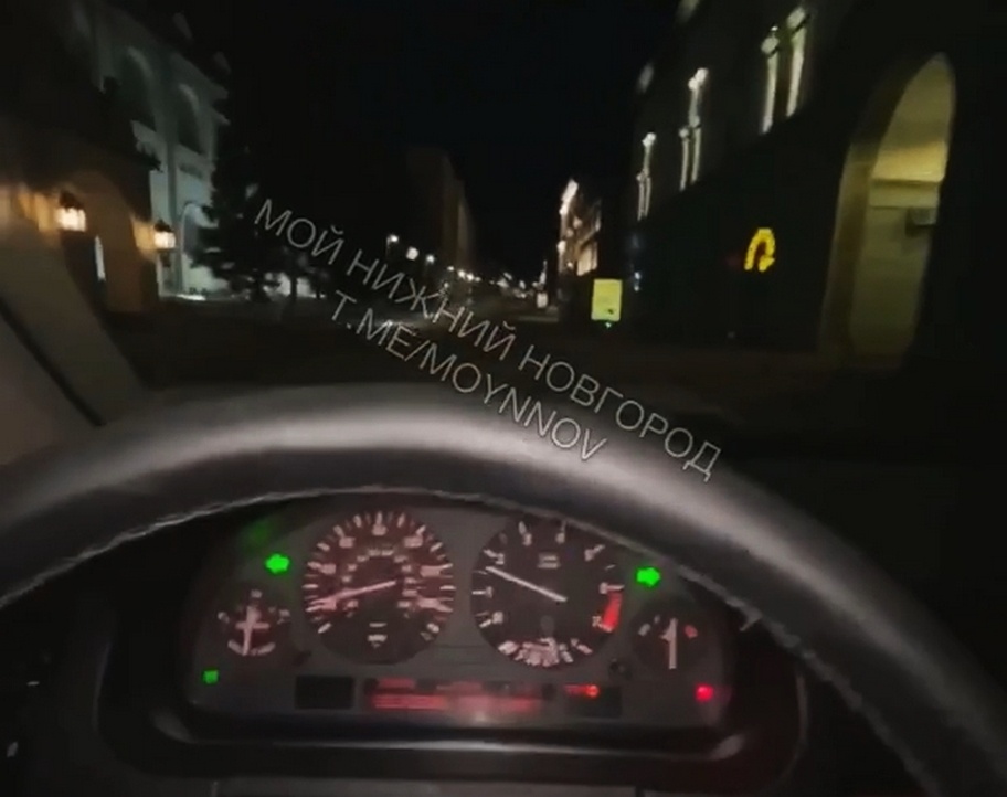 Водитель гонял на BMW по главной пешеходной улице Нижнего Новгорода - фото 1